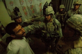 Vojáci USA v Iráku při jedné z razií (ilustrační foto).